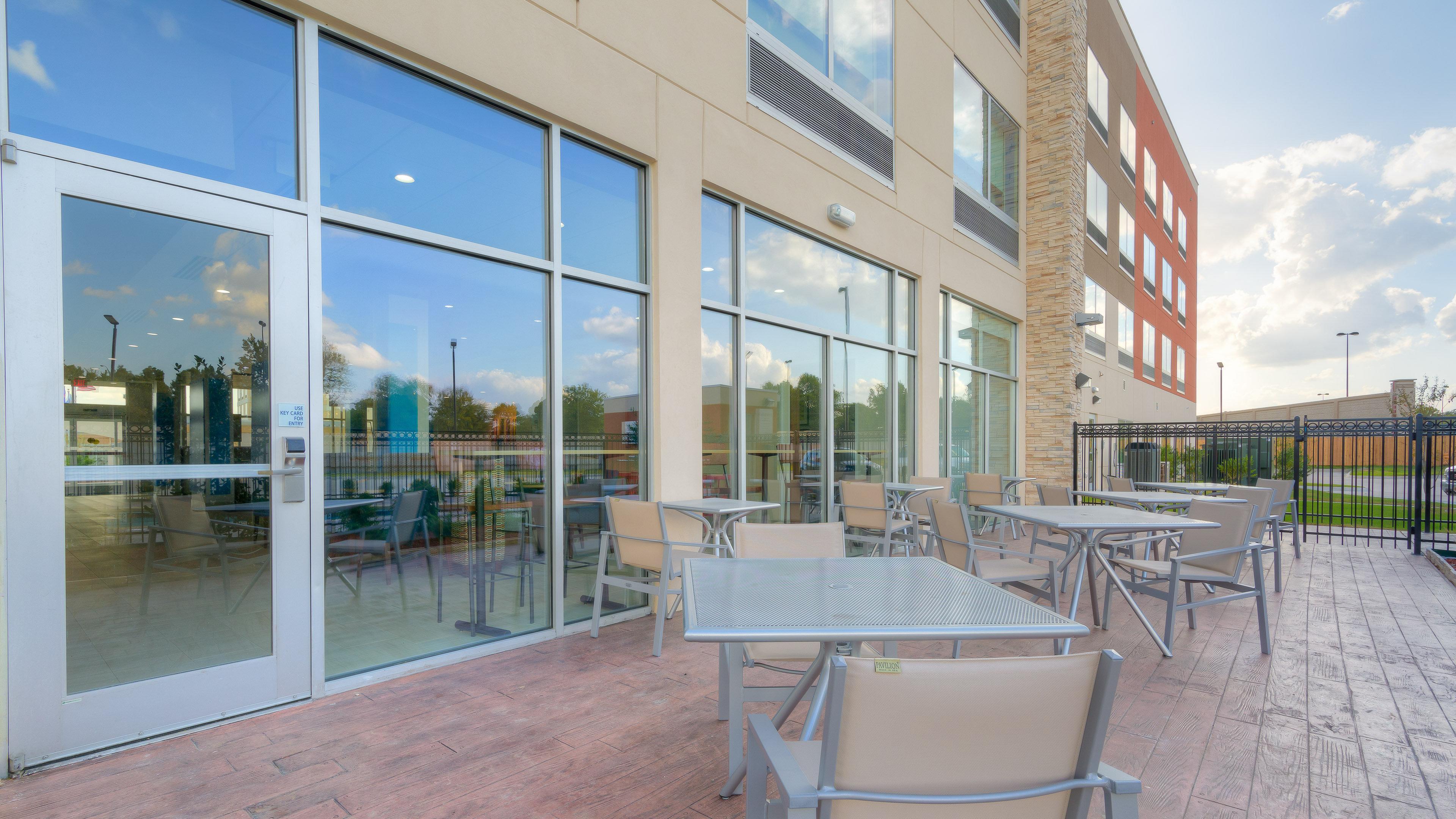 Holiday Inn Express & Suites Tulsa Midtown By Ihg Exterior foto